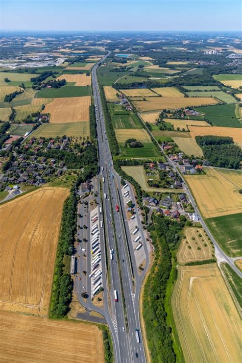 Luftaufnahme Vellern LKW Abstellflächen an der Autobahn Raststätte