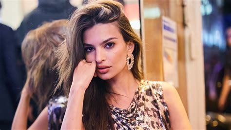 Emily Ratajkowski Full Hd Wallpaper