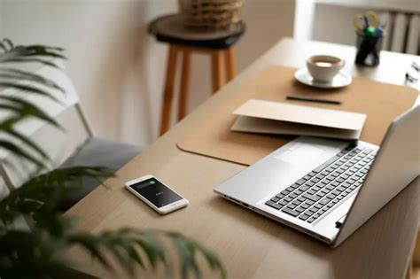 10 Desain Meja Kerja Minimalis Yang Buat Anda Produktif