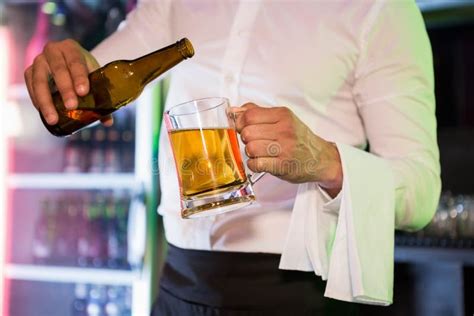 Cerveza De Colada Del Camarero En Una Pinta Foto De Archivo Imagen De