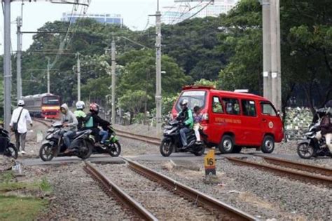 Tips Aman Saat Melintasi Perlintasan Kereta Api