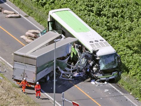 北海道の高速バス事故5人死亡 病院搬送12人中11人は軽傷 トラックが反対車線はみ出したか 社会写真ニュース 日刊スポーツ