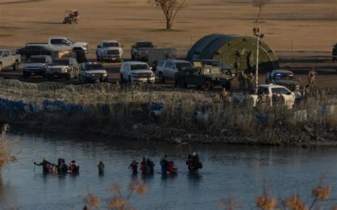 In Eagle Pass, a tense border standoff between Texas and the federal ...