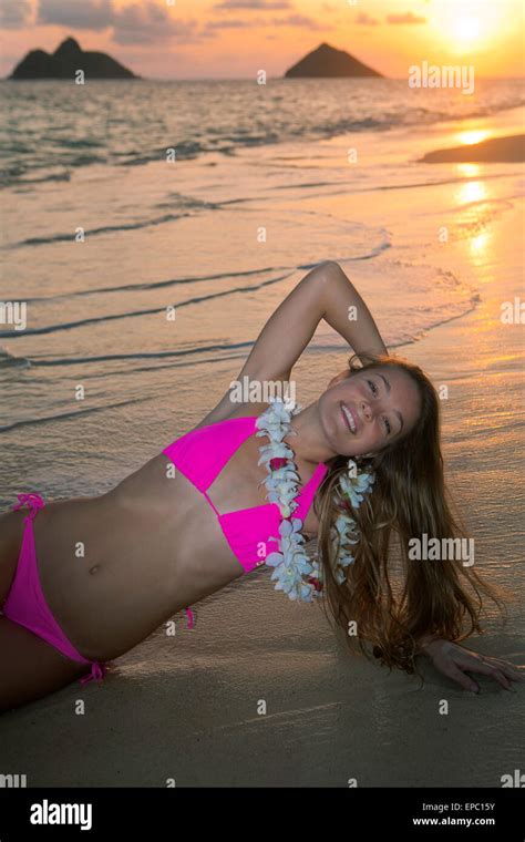 Schöne Blondine Im Bikini Am Strand Von Hawaii Stockfotografie Alamy