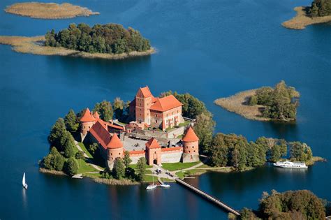 Trakai Castle by Kukanotas on DeviantArt