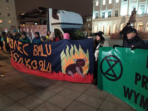 Trwa protest klimatyczny w Warszawie Zobacz zdjęcia z wydarzenia