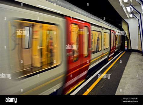 Blackfriars Underground Station Platform Showing Metropolitan Line