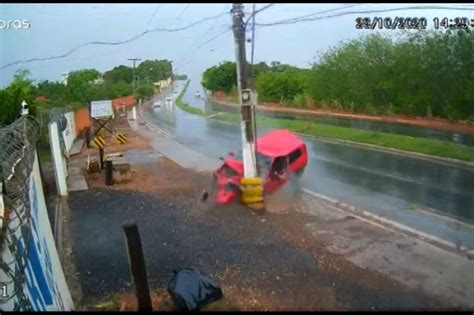 V Deo Carro Derrapa E Bate Violentamente Em Poste Na Estrada Da