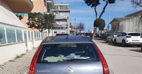 Una Macchina Francese Da Anni Parcheggiata Vicino Alla Stazione Il