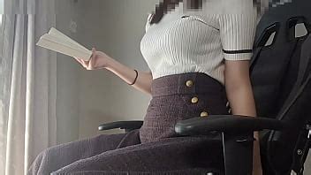 Una Chica Tetona Se Excita Mientras Lee Un Libro En Casa Y Comienza A Masturbarse XVIDEOS