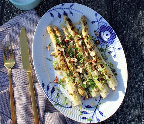 Opskrift på grillede hvide asparges med pesto og langtidsbagte hasselnødder