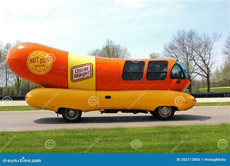 Oscar Mayer Weiner Wagon Weinermobile Vehicle Editorial Photo - Image of mayer, branding: 260712806