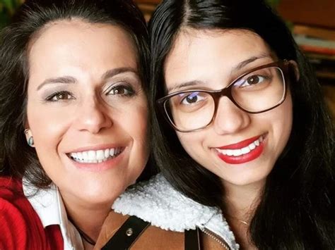 Ex Record Adriana Araújo diz que ex cogitou trocar filha na