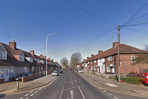 Dagenham Murder Four Arrested After Man Found Dead At East London