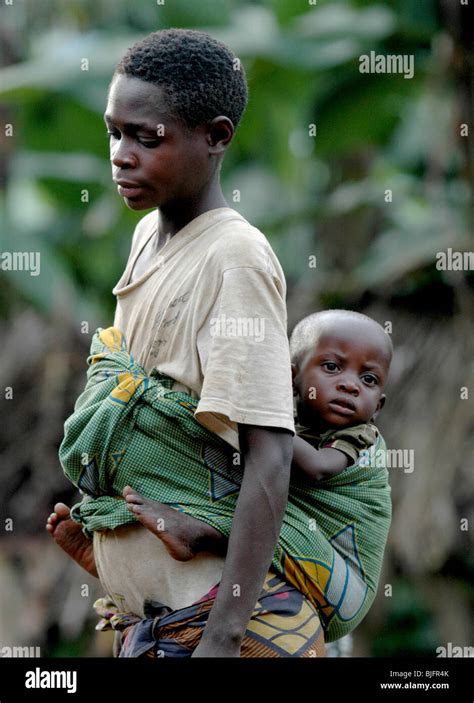 Pygmy people dancing hi-res stock photography and images - Alamy