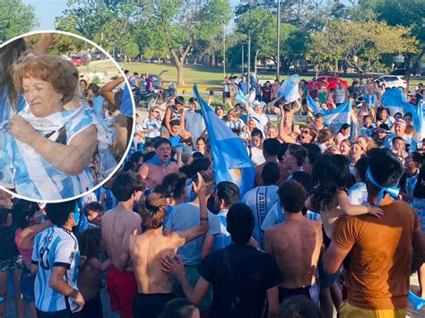 El emotivo festejo de Calchín con la abuela de Julián Álvarez :: Olé