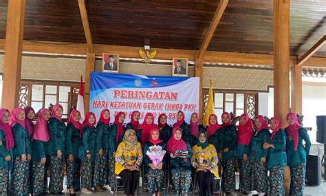 Ketua TP PKK Kabupaten Pekalongan Berikan Penghargaan Kepada Para