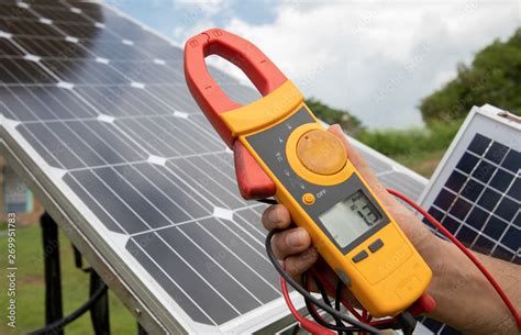 Foto De An Engineer Working On Checking Equipment In Solar Power Plant