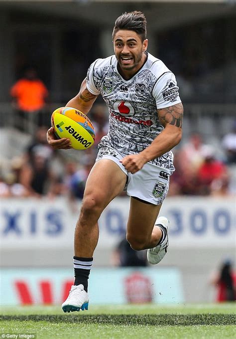 Nrl New Zealand Warriors Star Shaun Johnson Acts As Waterboy For Under