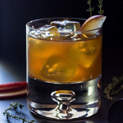 Easy Bourbon Apple Cider Cocktails recipe - Garnish with Lemon