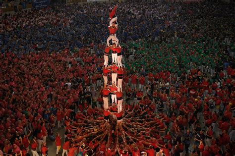 Las impactantes fotos del concurso de torres humanas Clarín