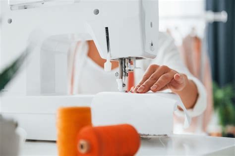 Trabajando Usando Una M Quina De Coser La Costurera Est En Su Oficina