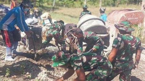 Tni Bersama Warga Gotong Royong Bangun Ruas Jalan Rabat Desa Maneikun