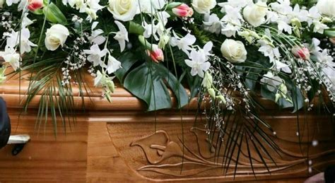 La Bara Si Apre Durante Il Funerale Choc Al Cimitero Stato Come