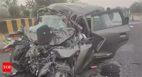 Yamuna Expressway Accidentकोहरे से मचा कोहराम यमुना एक्सप्रेसवे पर 20 वाहन एक दूसरे से टकराएं