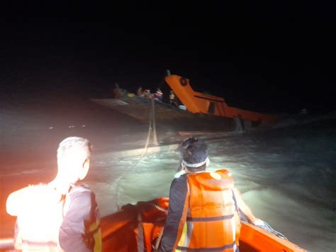 Kapal Rusak Dihantam Ombak Di Perairan Utara Semarang Evakuasi Abk