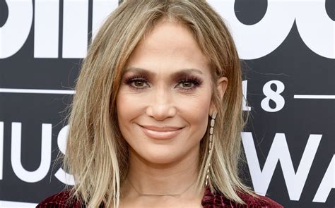 Jennifer Lopez usa traje de baño nude a sus años Fama