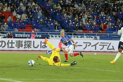 ＜横浜・横浜fc＞後半、ゴールを決める横浜・マルコス・ジュニオール（撮影・西海健太郎） ― スポニチ Sponichi Annex サッカー