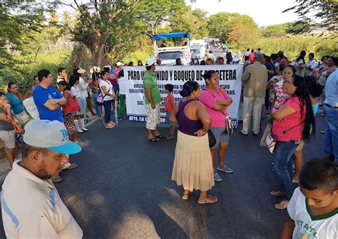 Bloquean de nuevo padres de la Técnica de Petatlán la carretera porque