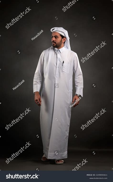 Qatari Men Traditional Dress