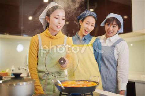 料理教室 フライパンで調理する女性たち No 4351939｜写真素材なら「写真ac」無料（フリー）ダウンロードok