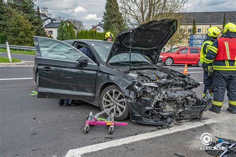 Verkehrsunfall Auf Der B122 Zwei Verletzte Bei Kreuzungscrash In