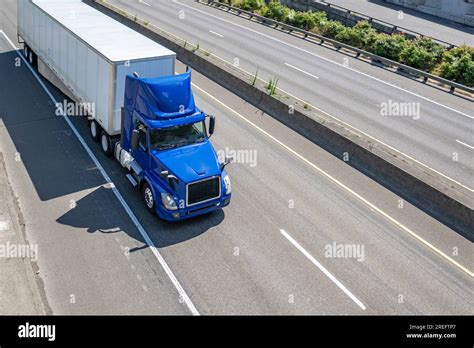 Industrial Grade Blue Big Rig Day Cab Local Deliveries Semi Truck Tractor With Roof Spoiler