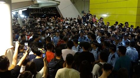 香港連儂牆新衝突 數百人對峙 兩退休警打人被拘 香港反送中 連農牆 油塘對峙 新唐人电视台