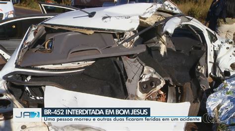 Acidente mata uma pessoa e deixa duas feridas na BR 452 Trânsito GO G1