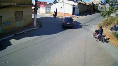 Vídeo Vídeo Motociclista voa e acerta poste após atingir veículo