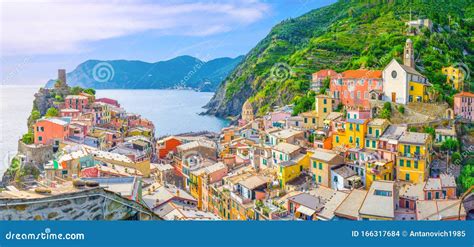 Het Dorp Vernazza Met Typische Kleurrijke Meerkleurige Gebouwen Het