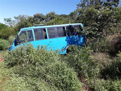 Micro ônibus de transporte escolar cai em ribanceira e deixa crianças