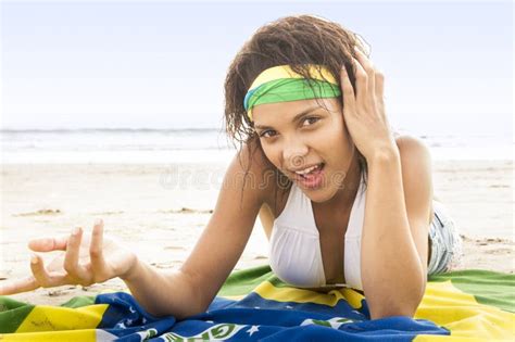 Jeune Belle Femme Dans Le Bikini Sur La Plage Avec Le Drapeau Du Brésil