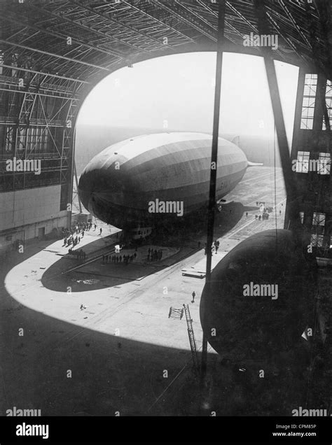 Uss los angeles airship Black and White Stock Photos & Images - Alamy