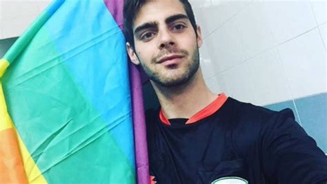 Vítima de ofensas homofóbicas árbitro gay desiste da carreira aos 21 anos