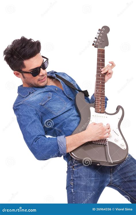 El Hombre Joven Toca La Guitarra El Ctrica Foto De Archivo Imagen De