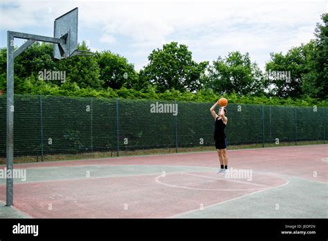 Disparando Una Pelota De Baloncesto Fotograf As E Im Genes De Alta