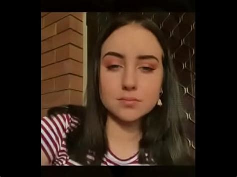 Joven enseña sus pechos XVIDEOS