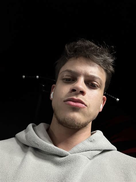 23 subb here. Use me. Into role plays. Truth or dare. Jnns_stt : r 