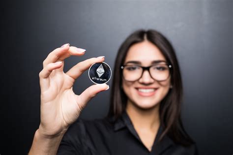 Mulher de negócios jovem em copos litecoin nas mãos isoladas na